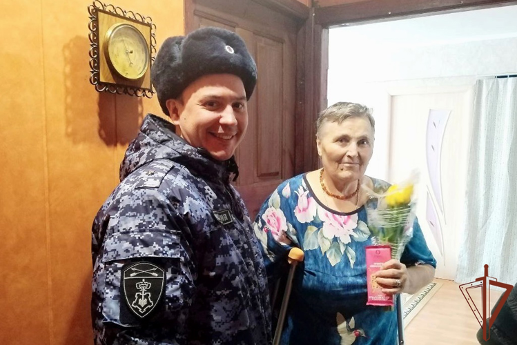 В предверии Международного женского дня росгвардейцы в Сибири навестили матерей и вдов погибших товарищей