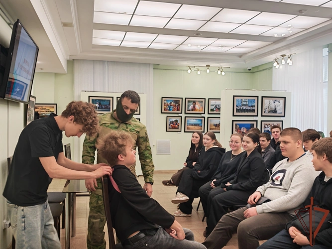 В Белгородской области спецназ Росгвардии провел мастер-класс по тактической медицине для студентов колледжа