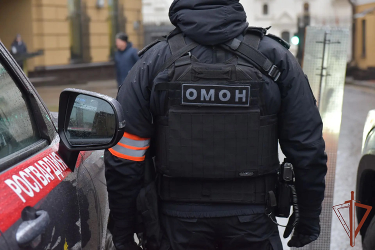 Сотрудники ОМОН Росгвардии задержали мужчину с наркотиками на севере Москвы (видео)