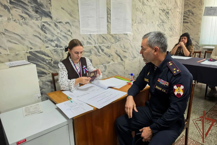 В Приволжье росгвардейцы принимают участие в голосовании на выборах депутатов Государственной думы Российской Федерации (видео)