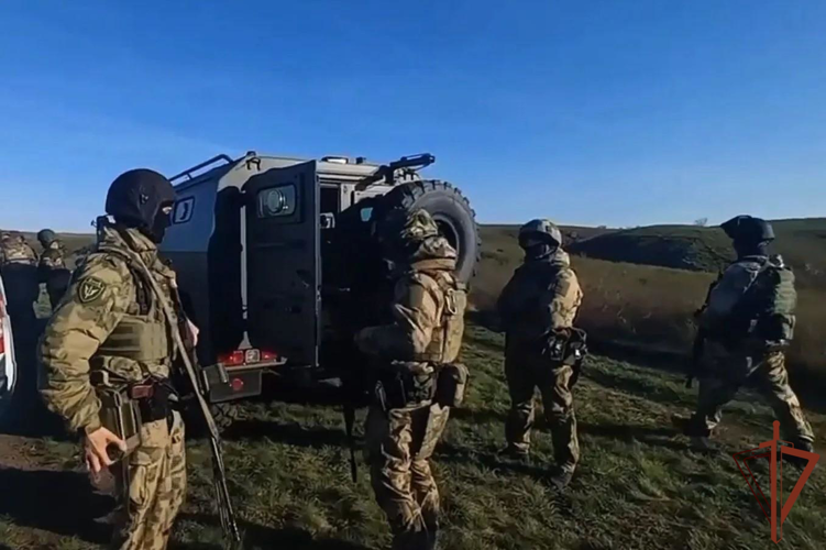 Сотрудники и военнослужащие Росгвардии принимают участие в розыске особо опасного преступника в Оренбургской области (видео)
