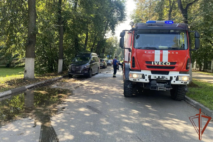Росгвардейцы потушили горящий автомобиль в Нижнем Новгороде
