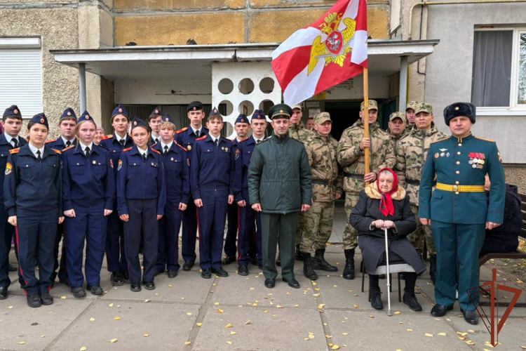 В Димитровграде военнослужащие Росгвардии поздравили труженицу тыла со столетним юбилеем (видео)