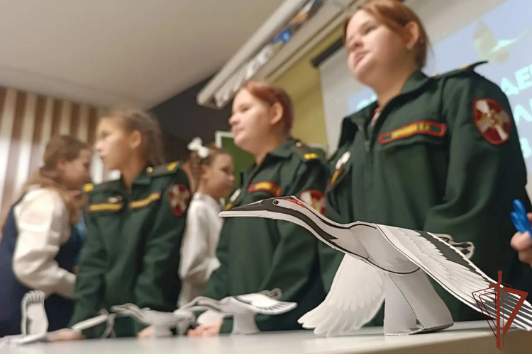 Росгвардейцы и юные сибиряки почтили память защитников Отечества в День белых журавлей
