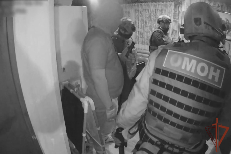 В Саратовской области при силовой поддержке спецназа Росгвардии задержан подозреваемый в незаконном обороте наркотиков (видео)