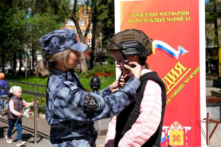 В Йошкар-Оле росгвардейцы рассказали горожанам о службе и учёбе в профильных вузах