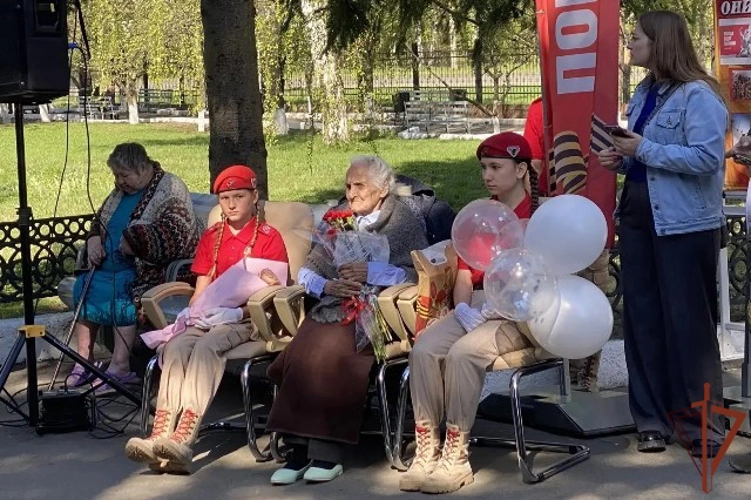 В Алтайском крае росгвардейцы поздравили 101-летнего ветерана Великой Отечественной войны с наступающим Днём Победы
