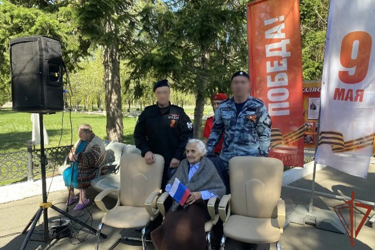 В Алтайском крае росгвардейцы поздравили 101-летнего ветерана Великой Отечественной войны с наступающим Днём Победы