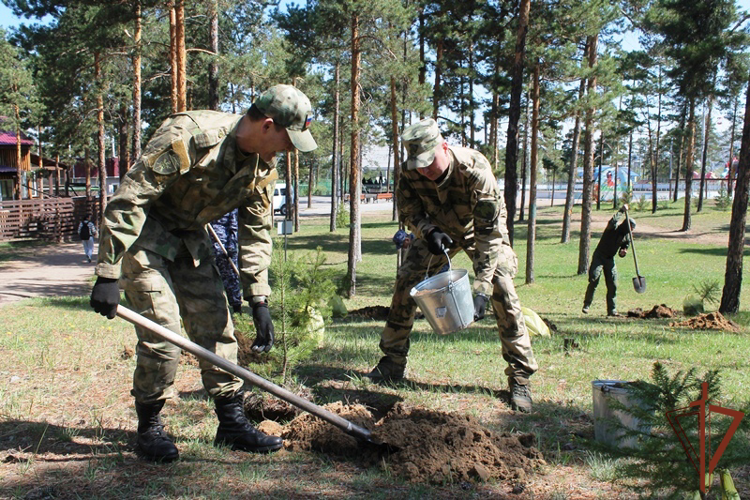На Дальнем Востоке росгвардейцы приняли участие в высадке деревьев в городских парках