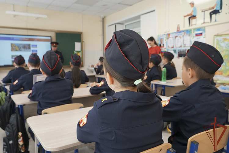 На Дальнем Востоке росгвардейцы провели занятия для кадет подшефных классов