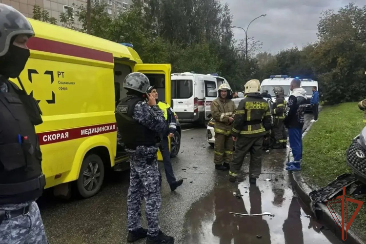 В Екатеринбурге сотрудники Росгвардии и полиции помогли пострадавшим в ДТП и задержали скрывавшегося водителя