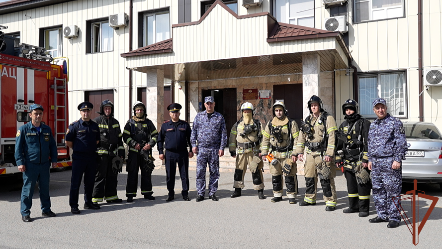 В Кабардино-Балкарии сотрудники Росгвардии и МЧС провели совместное пожарно-тактическое занятие