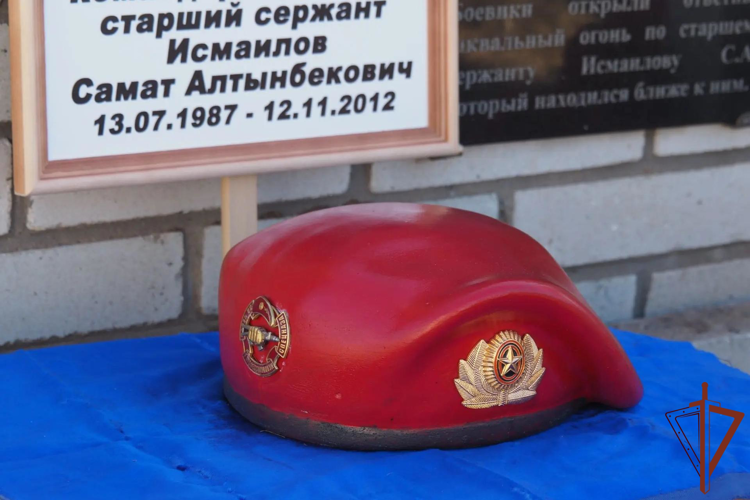 Краповый берет установлен на могиле военнослужащего спецназа Росгвардии в Оренбургской области