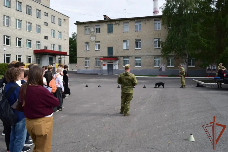 В Пензенской области военнослужащие Росгвардии провели День открытых дверей для молодежи