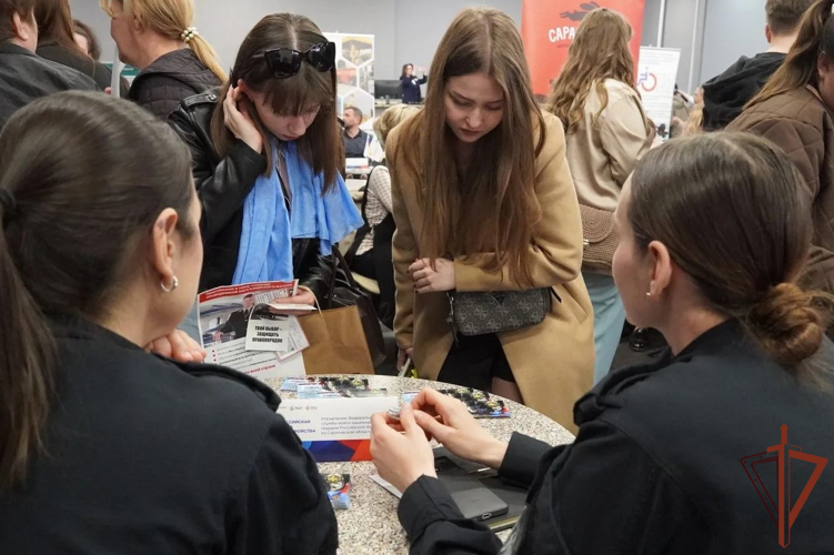 В Саратове росгвардейцы представили самый крупный информационный сектор на Всероссийской ярмарке трудоустройства (видео)