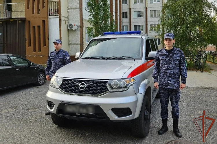 Сотрудники Росгвардии в Когалыме спасли 11-летнего ребенка, застрявшего на крыше многоэтажного дома