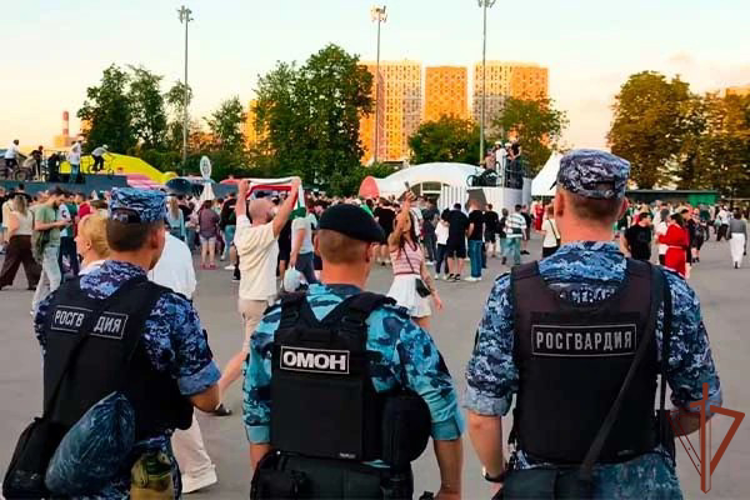 Росгвардейцы обеспечили безопасность проведения футбольного матча Кубка России в Москве (видео)