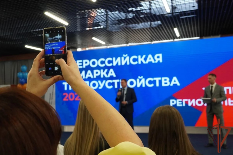 В Саратове росгвардейцы представили самый крупный информационный сектор на Всероссийской ярмарке трудоустройства (видео)