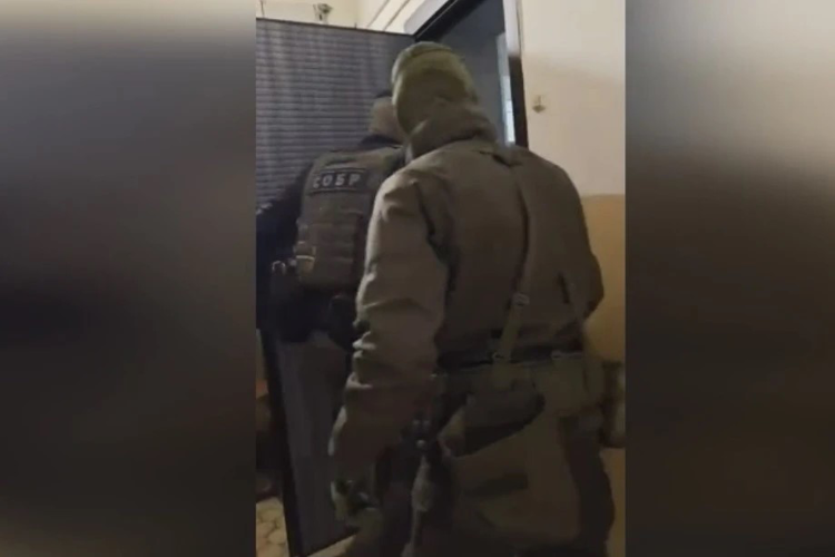 При силовой поддержке спецназа Росгвардии в Новосибирске задержан подозреваемый в грабеже (видео)