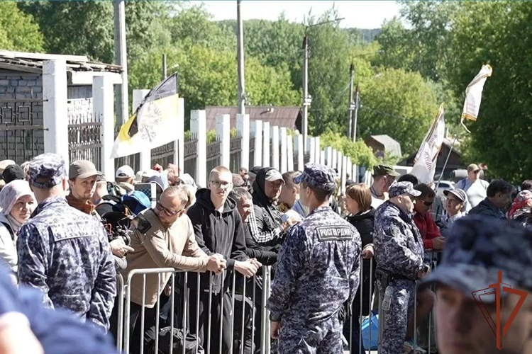 В Кировской области росгвардейцы обеспечили безопасность Великорецкого крестного хода
