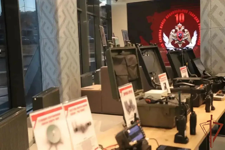 В Магадане отметили заслуги росгвардейцев и показали новейшие средства связи