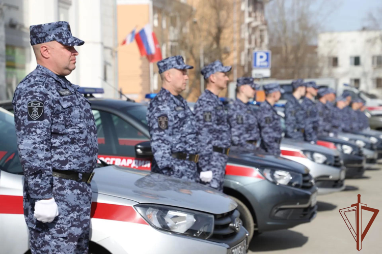 Губернатор Пермского края вручил росгвардейцам ключи от шести служебных автомобилей