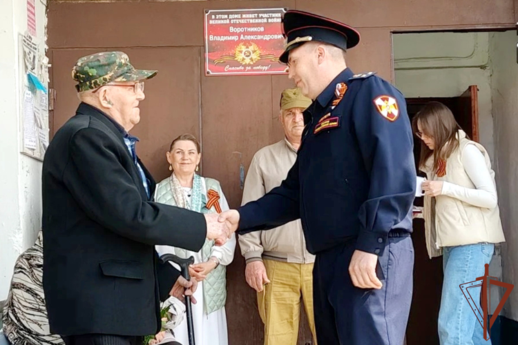 Ветерана Великой Отечественной войны чествовали росгвардейцы на Урале