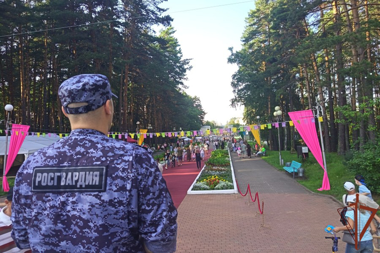 Росгвардейцы обеспечили общественный порядок на крупных культурных и праздничных мероприятиях в Сибири
