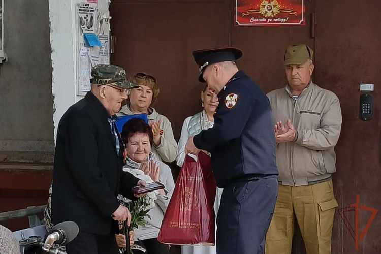 Ветерана Великой Отечественной войны чествовали росгвардейцы на Урале