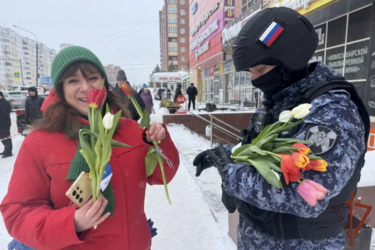 Росгвардейцы поздравили женщин Сибири с Международным женским днём