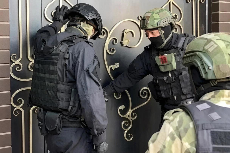 В Перми при силовой поддержке спецназа Росгвардии задержан посредник во взяточничестве (видео)