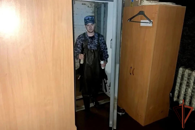 В Удмуртии росгвардейцы оказывают помощь жителям Глазова, пострадавшим от подтопления (видео)