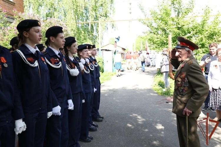 В Самаре росгвардейцы провели парад у дома ветерана войск правопорядка и Великой Отечественной войны (видео)