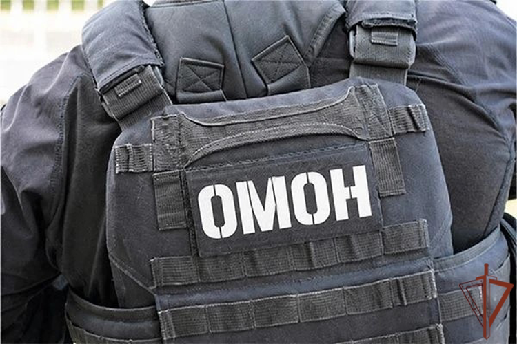 В Москве сотрудники ОМОН задержали молодого человека, имевшего при себе наркотическое вещество (видео)