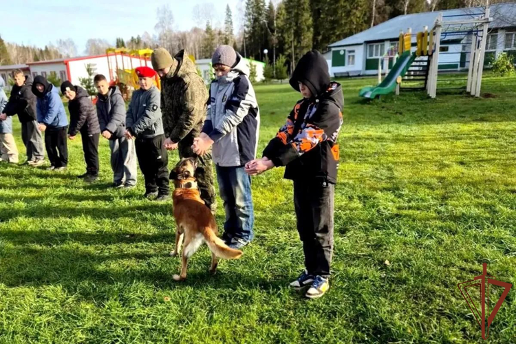 В Удмуртии кинологи Росгвардии рассказали школьникам о своих четвероногих напарниках
