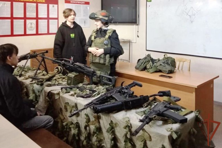 Сотрудники и военнослужащие Росгвардии в Сибири провели комплекс профориентационных мероприятий для школьников и молодежи