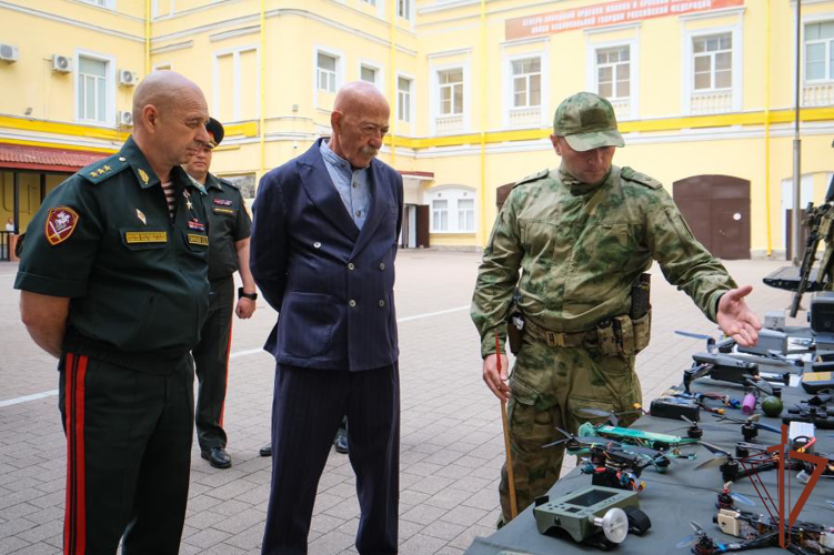 Александр Розенбаум передал участвующим в СВО росгвардейцам специальные технические средства для борьбы с БЛА (видео)