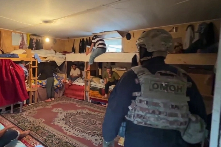 При силовой поддержке ОМОН Росгвардии пресечена деятельность по организации незаконной миграции в Омске (видео)