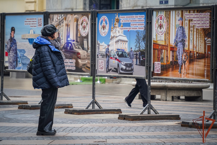 В центре Санкт-Петербурга открылась фотовыставка к 10-летию Росгвардии