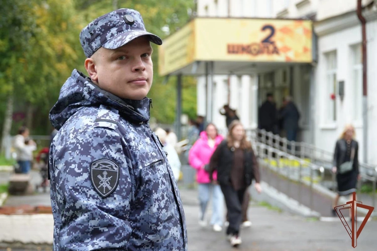 Росгвардейцы обеспечили безопасность школьных линеек на северо-западе страны