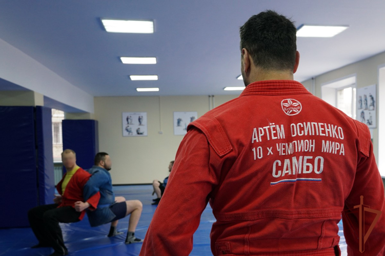 Чемпион мира по самбо Артем Осипенко провёл мастер-класс для росгвардейцев в Брянске