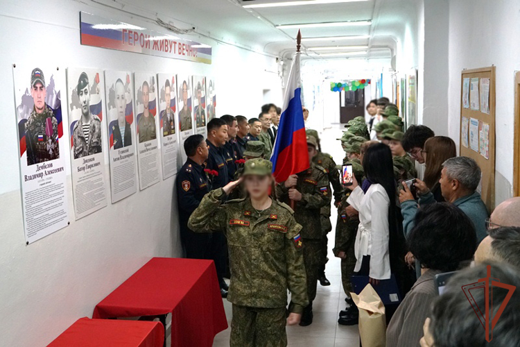 В улан-удэнской школе открыли Парту Героя в память о сотруднике вневедомственной охраны Владимире Дембелове