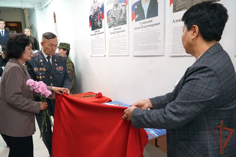 В улан-удэнской школе открыли Парту Героя в память о сотруднике вневедомственной охраны Владимире Дембелове