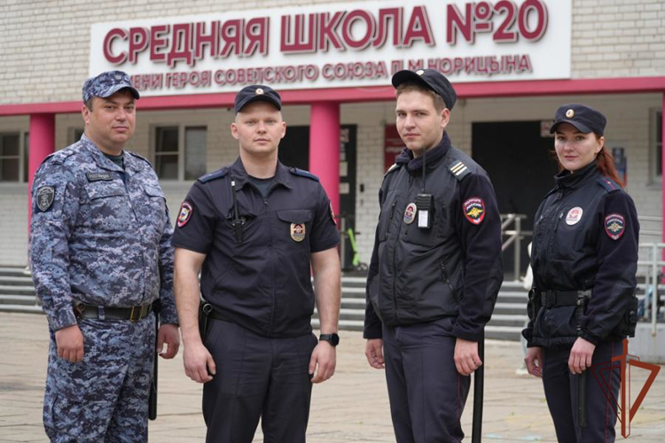 Росгвардейцы обеспечили безопасность последних звонков на северо-западе страны
