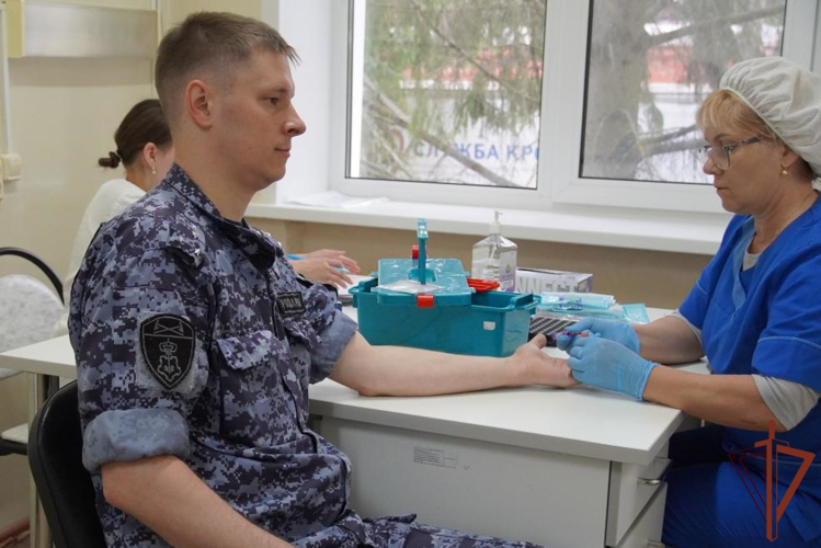 В Чувашии росгвардейцы пополнили банк донорской крови (видео)