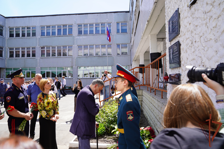 «Парту Героя» в память о сотруднике Росгвардии Вячеславе Гаврилове открыли в Курске