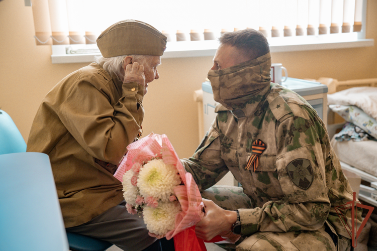 В Архангельске офицер спецназа Росгвардии поздравил 103-летнего ветерана Великой Отечественной войны с Днём Победы
