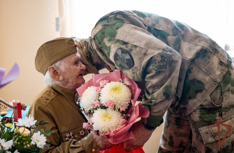 В Архангельске офицер спецназа Росгвардии поздравил 103-летнего ветерана Великой Отечественной войны с Днём Победы