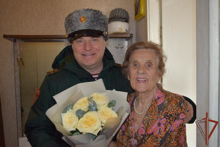 В Сарове росгвардейцы поздравили с 94-летием ветерана войск и труженицу тыла (видео)