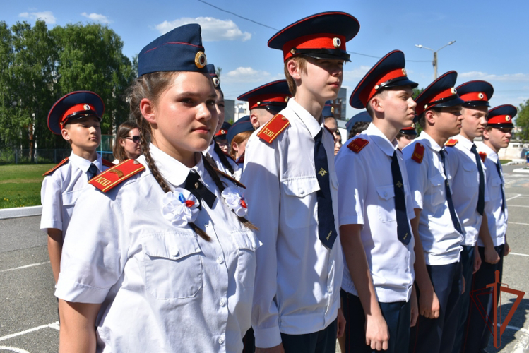 В Чебоксарах учащиеся подшефного класса Росгвардии дали клятву кадета (видео)